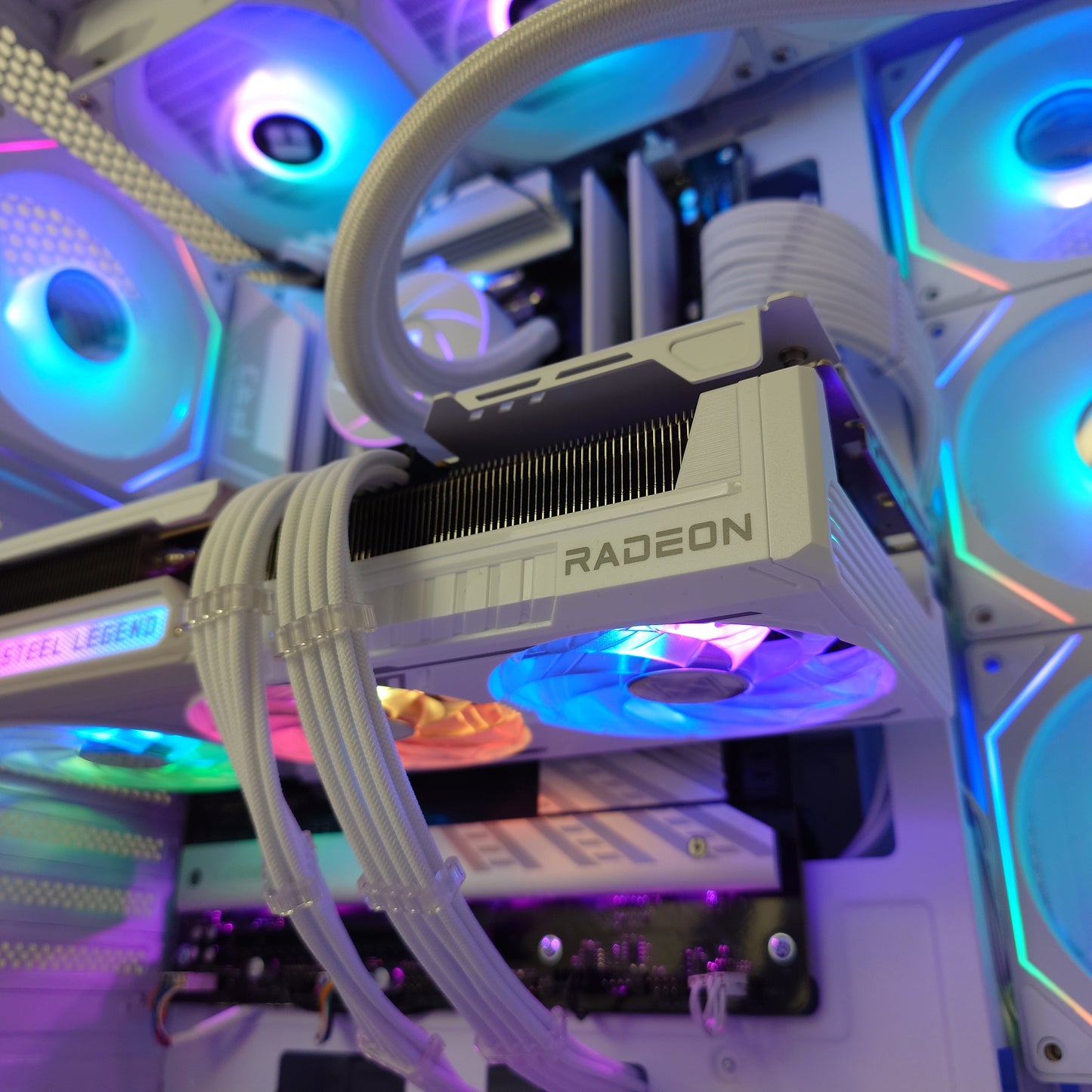 ELECTRO - FROST - RYZEN 5 7500F / 32GB RAM / RX 9070