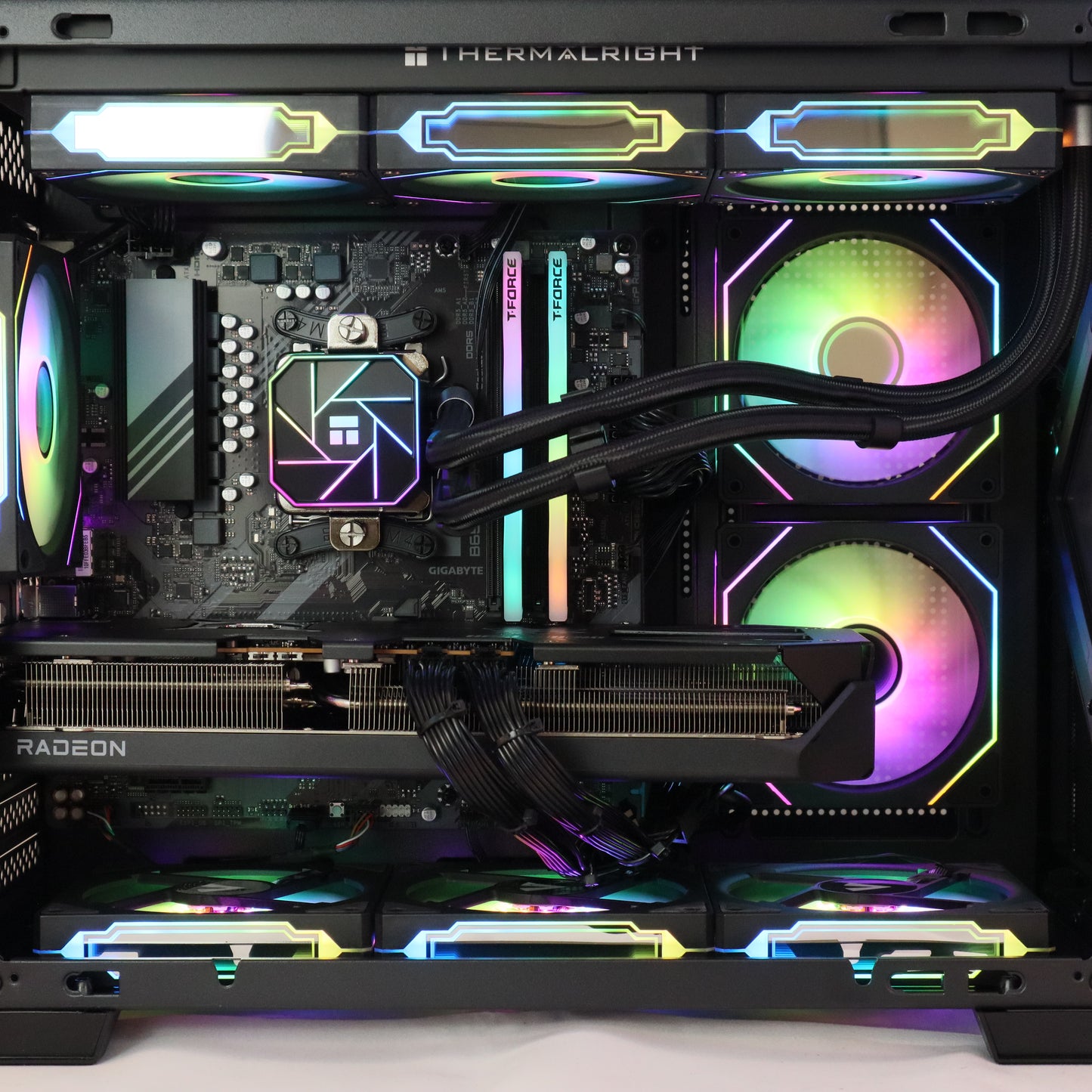 ELECTRO - HOUND - Ryzen 7 7700 / 32GB RAM / RX 9070 XT