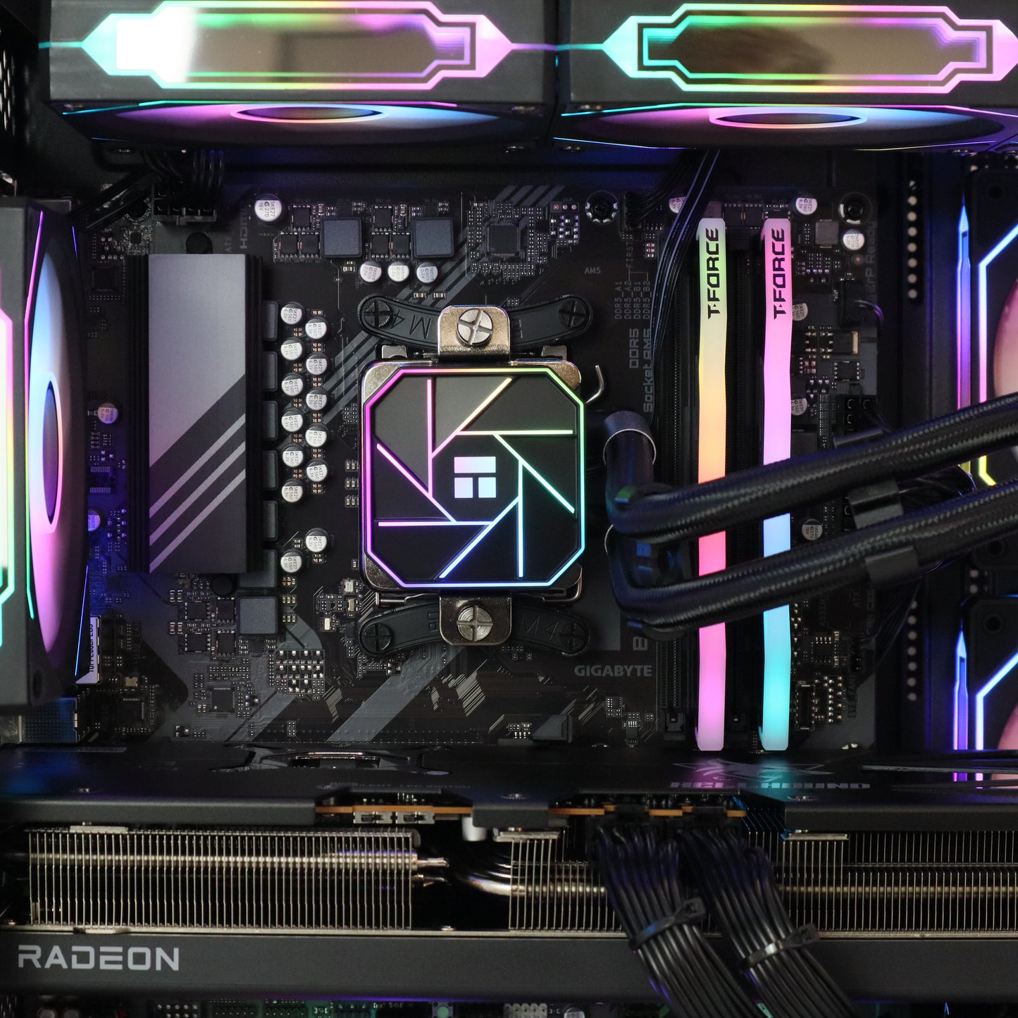 ELECTRO - HOUND - Ryzen 7 7700 / 32GB RAM / RX 9070 XT