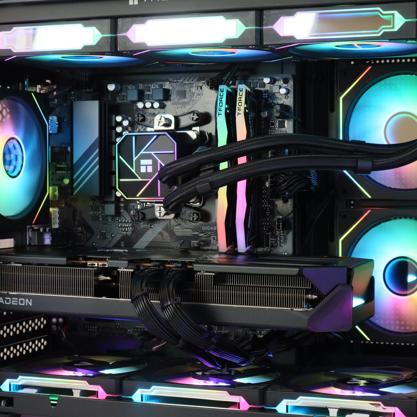 ELECTRO - HOUND - Ryzen 7 7700 / 32GB RAM / RX 9070 XT