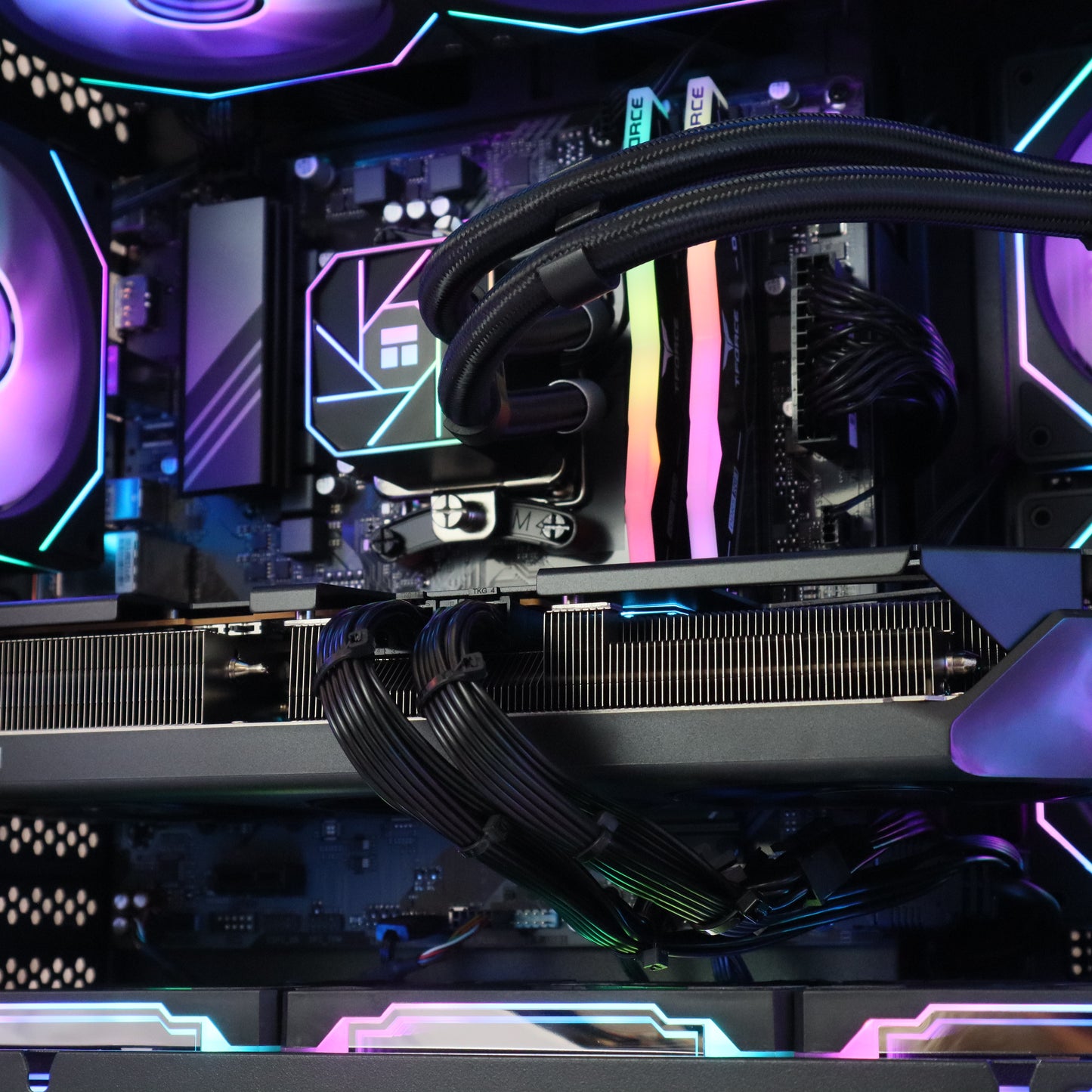 ELECTRO - HOUND - Ryzen 7 7700 / 32GB RAM / RX 9070 XT