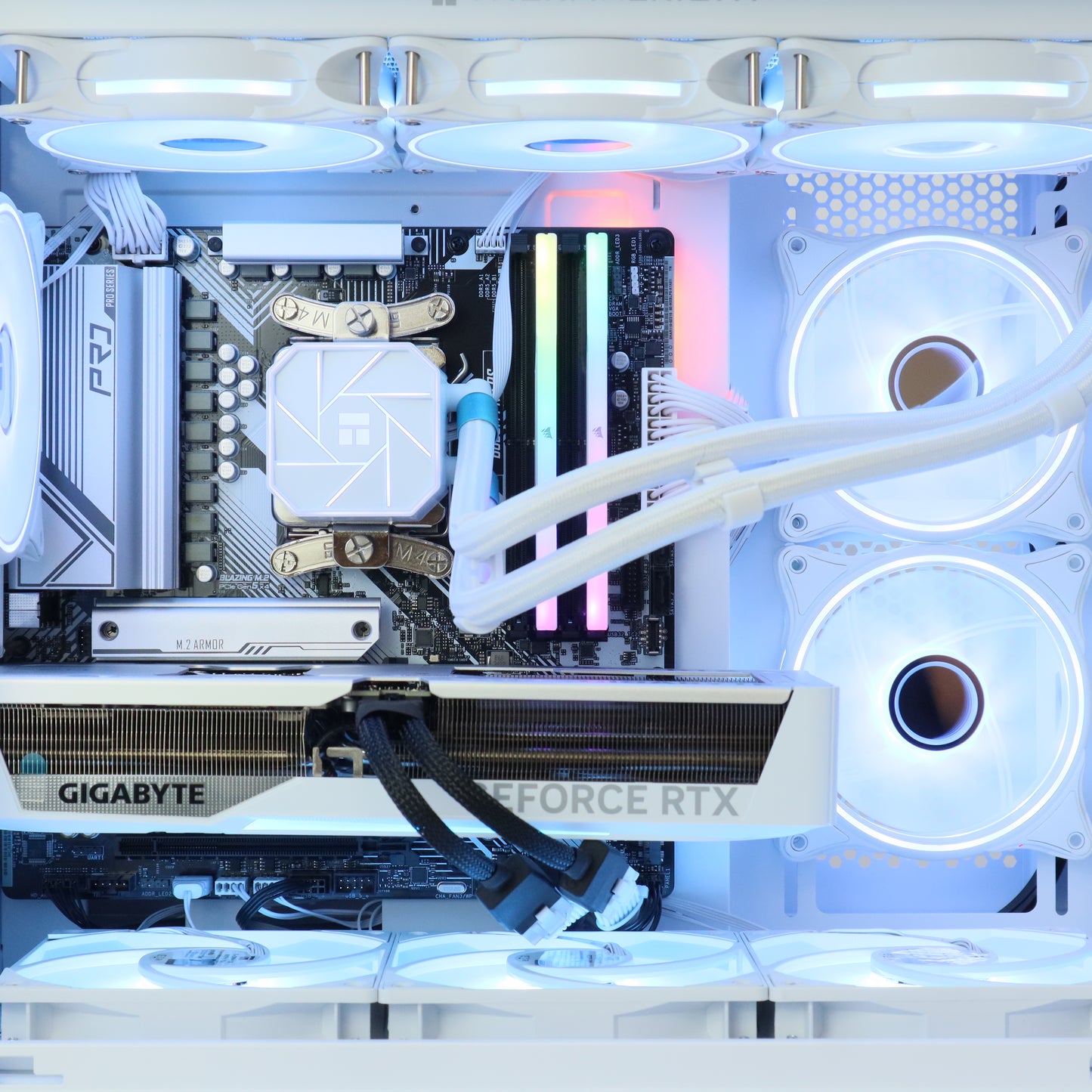 ELECTRO - FROST - RYZEN 5 9600X / 32GB RAM / RTX 5070