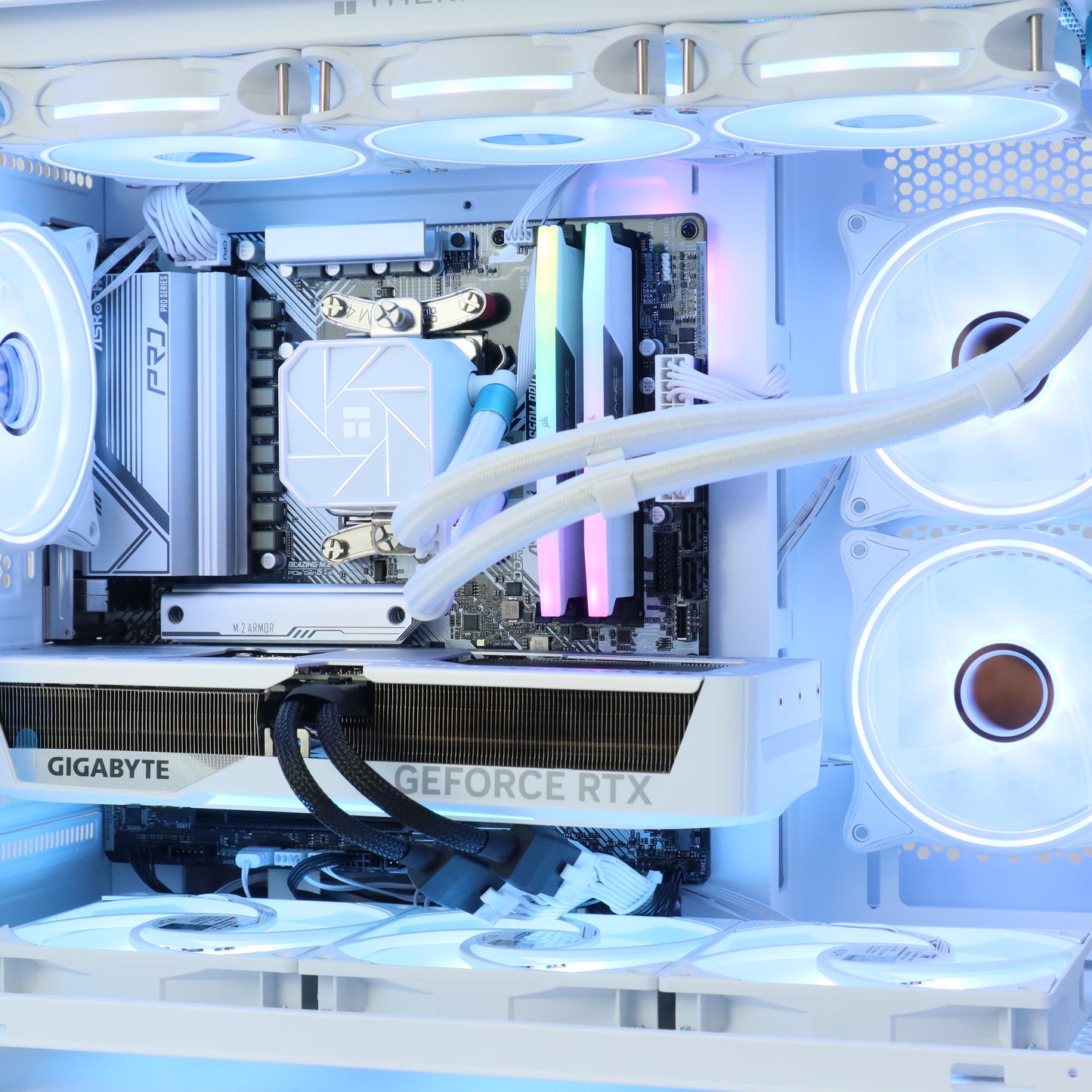 ELECTRO - FROST - RYZEN 5 9600X / 32GB RAM / RTX 5070