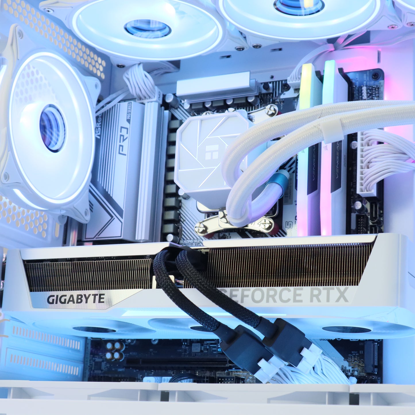 ELECTRO - FROST - RYZEN 5 9600X / 32GB RAM / RTX 5070